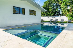 Modern Home, Heated Pool Hot-Tub, 12min to Ocean